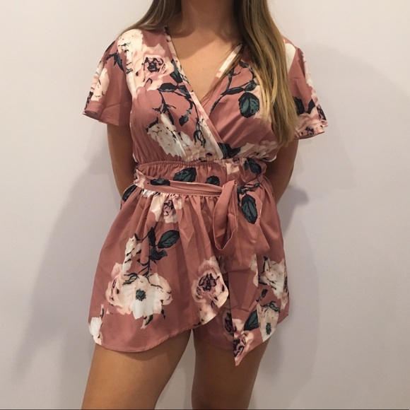 A floral romper - Picture 2 of 3